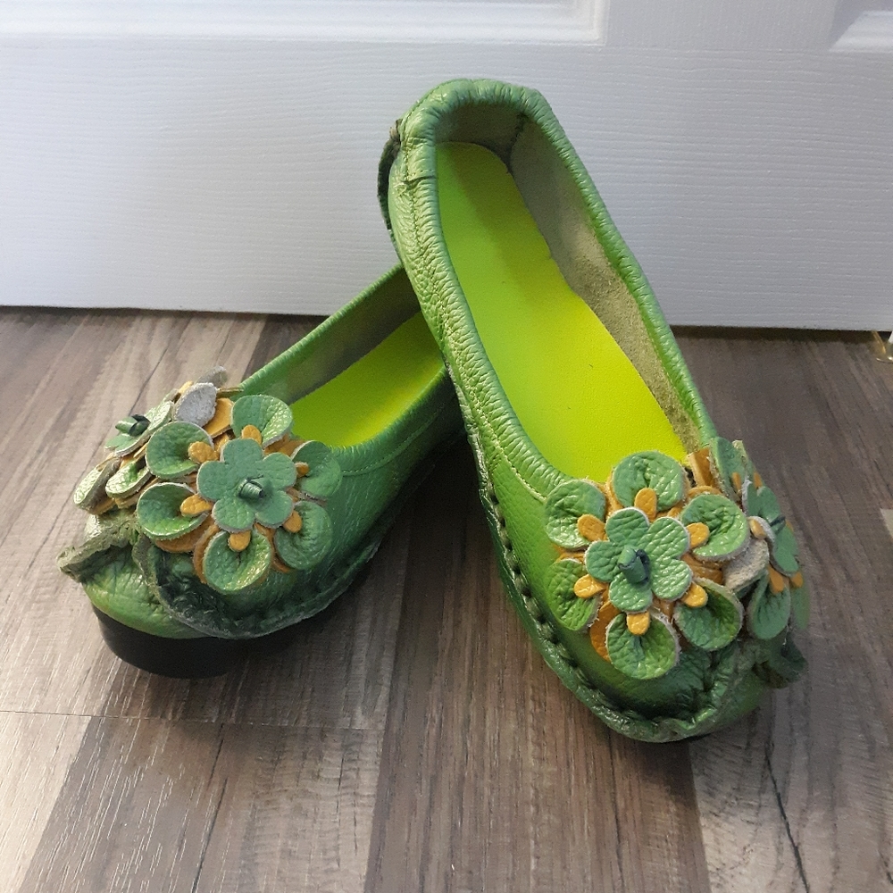 #.  NWT Green blossom leather bellet flat slip on womens shoes. Size: 9